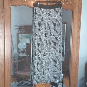 WHBM Leaf Print Wide Leg Stretch Pants in black and white sz small EUC